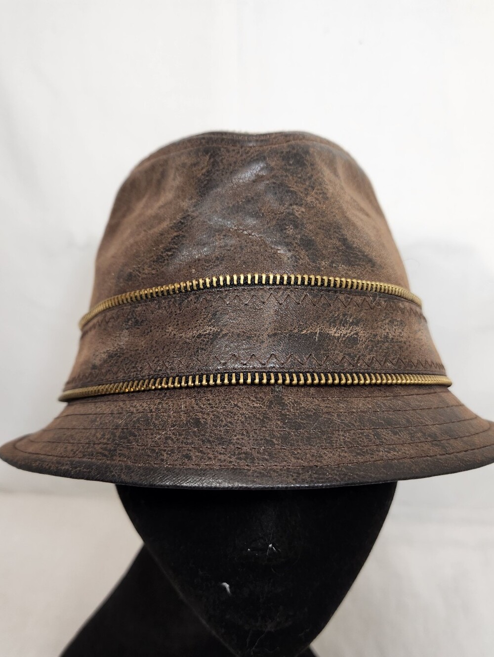Hatter Company Mens Brown Faux Leather Fedora Size Large Zipper Detail - Picture 2 of 7